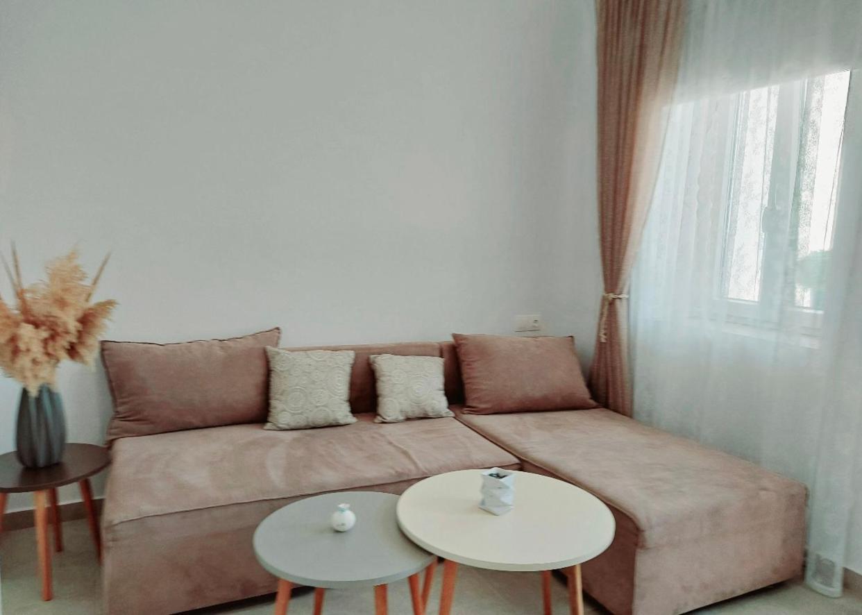 Lor Apparemment In Center Of Adamas Apartment Exterior photo