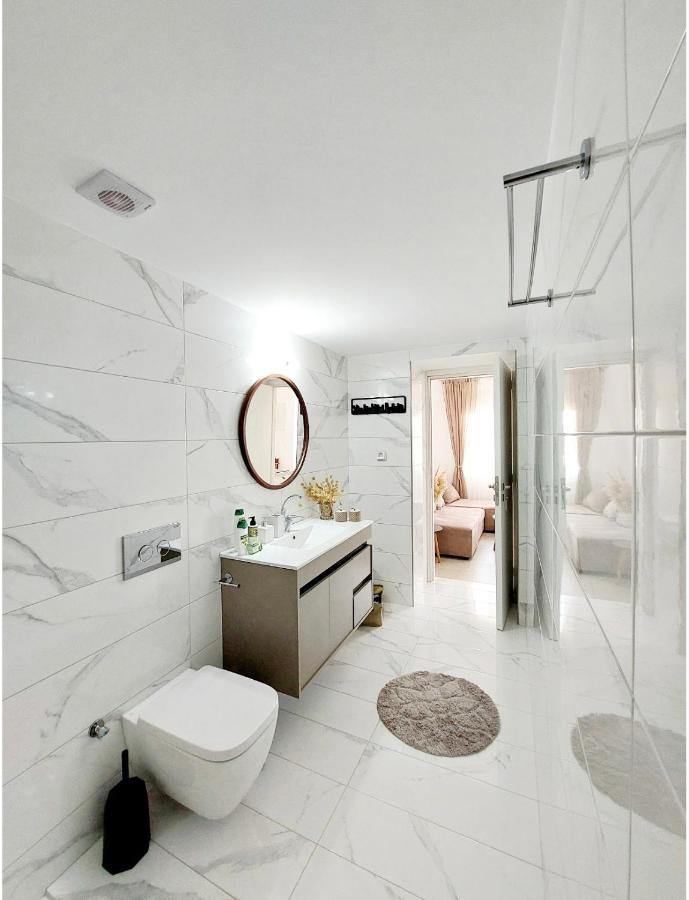 Lor Apparemment In Center Of Adamas Apartment Exterior photo